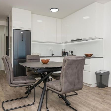 Stunning Apartment In Tucepi With Kitchen ภายนอก รูปภาพ